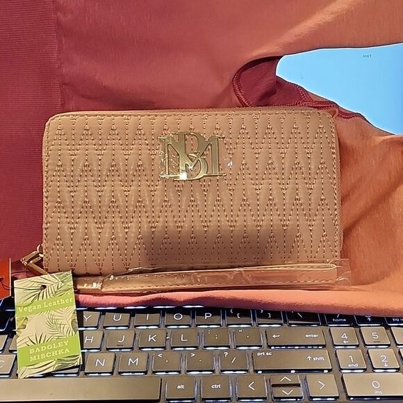 BADGLEY MISCHKA LONG WALLET WITH PHONE AND WRISTLET NWT - Picture 1 of 10